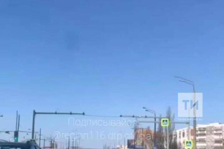 На проспекте Победы в Казани столкнулись две иномарки