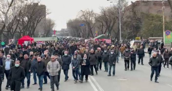 Оппозиция проводит шествие по центральным улицам Еревана и призывает народ присоединиться