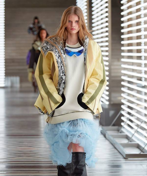 Пышные юбки и картины на сумках в коллекции Louis Vuitton FW21