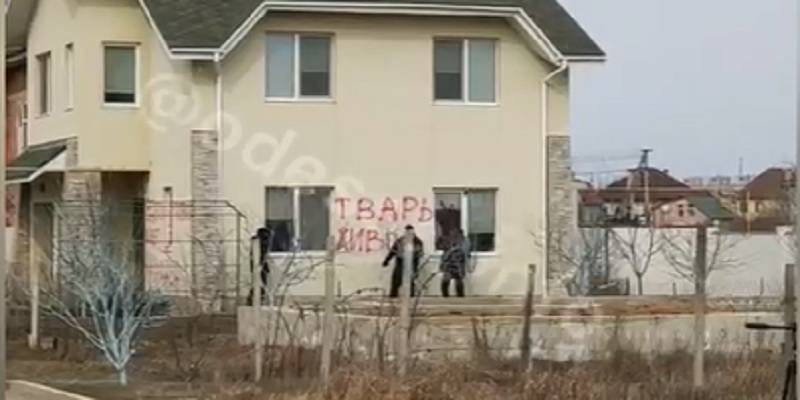 Дом живодера в Одессе разрисовали ругательствами и устроили драку с охраной – видео - ТЕЛЕГРАФ
