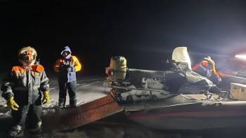 Вологодские спасатели вытащили замерзающих рыбаков со льда Онежского озера