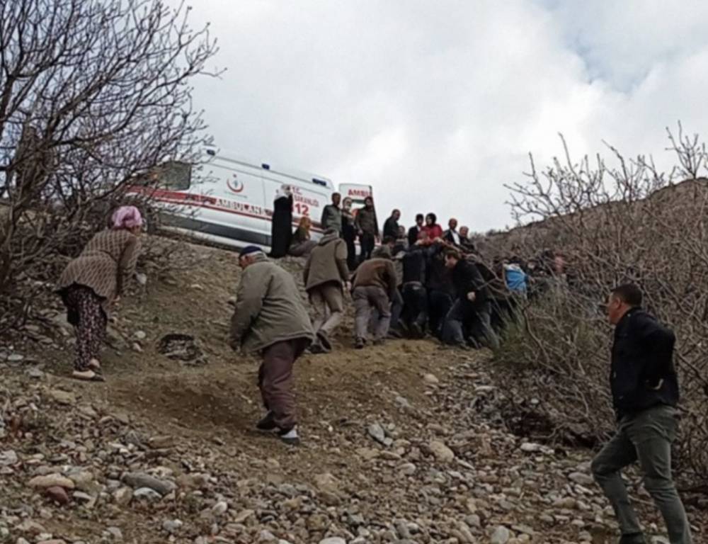В Турции автобус с детьми сорвался со скалы, много погибших — фото