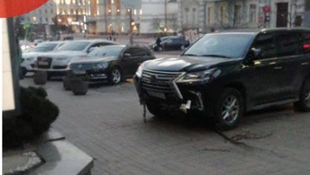 В центре Киева водитель на Lexus выехал с дороги и врезался в дом: фото