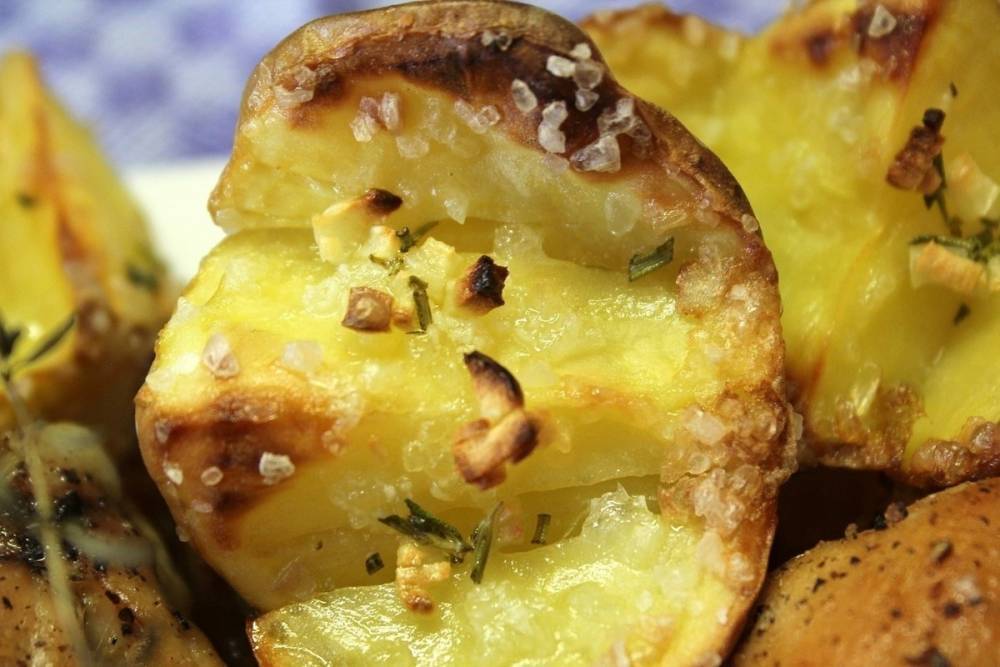 Вкусный пост: как приготовить картофель с чесноком и розмарином