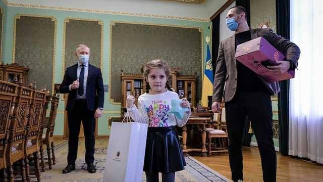 Зеленский поздравил с 8 Марта девочку, которую затравили в садике Черновцов
