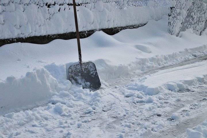 Жителям Соль-Илецка приходится самостоятельно очищать дороги от снега