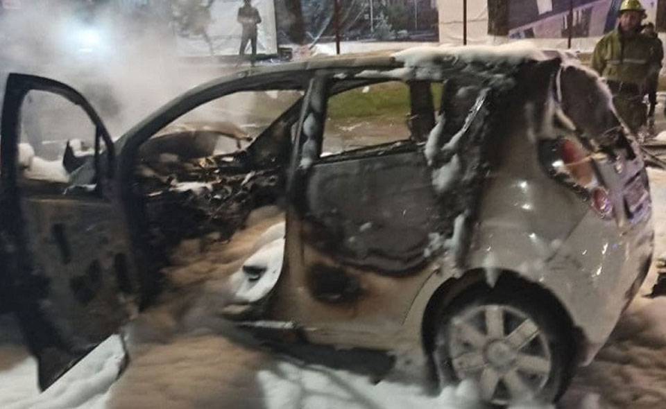 В центре Ташкента загорелись два автомобиля