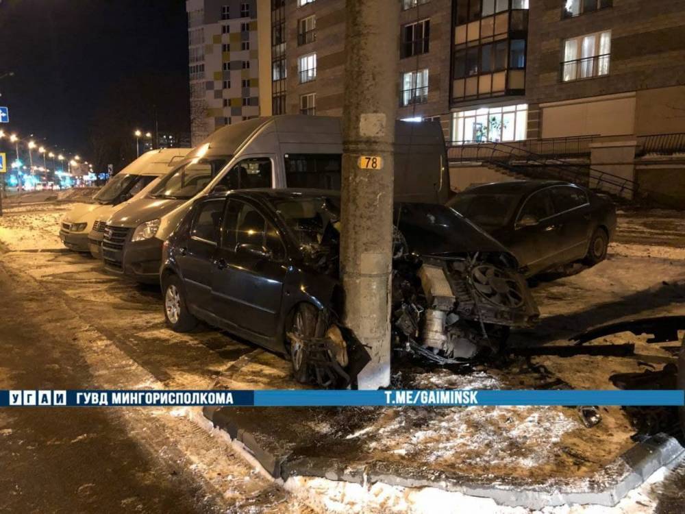Водитель «Пежо» вдребезги разбил авто об осветительную мачту в Минске