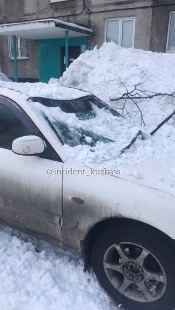 В кузбасском городе сошедший с крыши дома снег смял авто