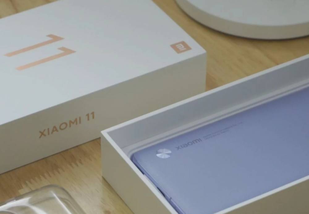 Смартфон Xiaomi с губной помадой рассмешил сеть: "Ждем набор зимней резины в подарок для мужиков"
