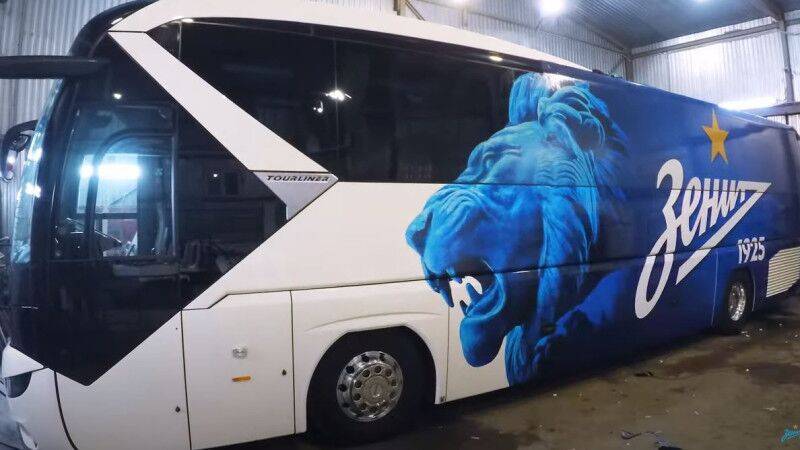 Петербургский "Зенит" обновил дизайн клубного автобуса