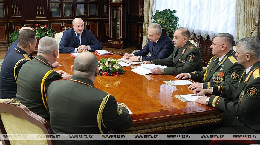 "На все зубы будут пробовать, подрывать изнутри" - Лукашенко предупреждает военных о новых реалиях