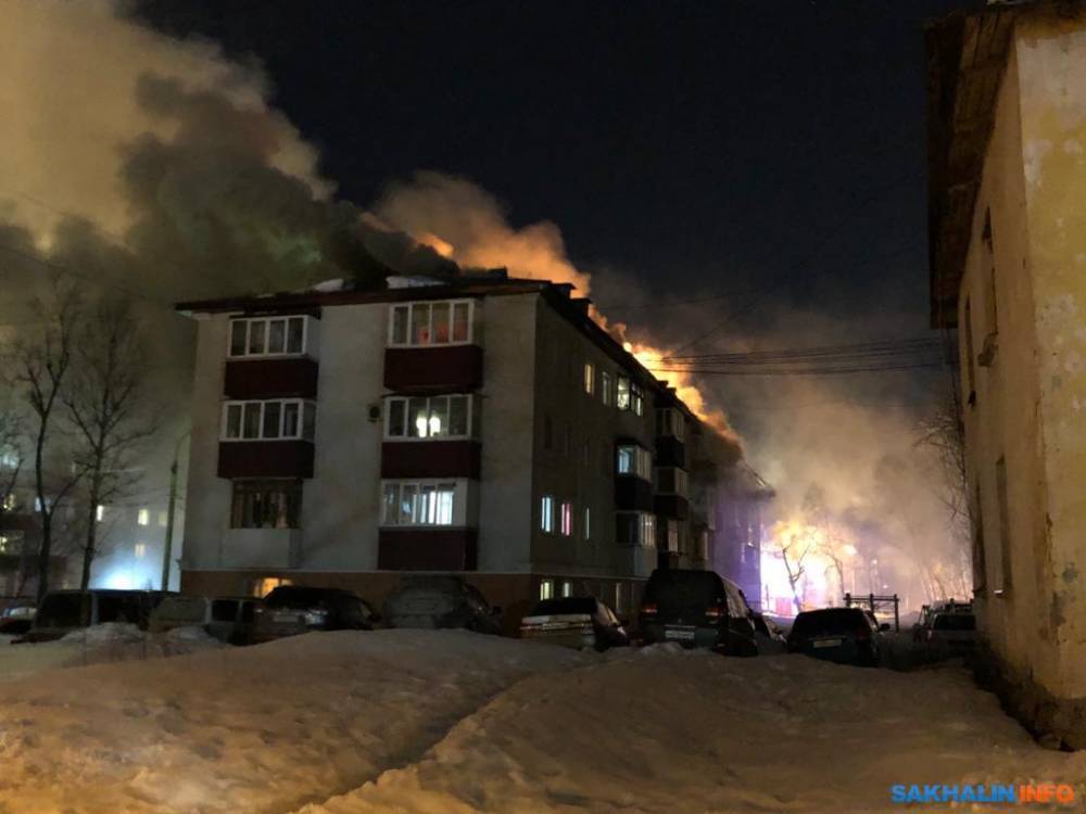 Крыша четырехэтажного дома пылает в Южно-Сахалинске