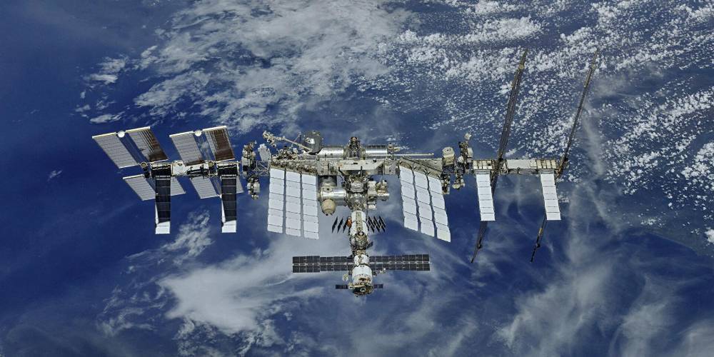 Российские космонавты загерметизировали все трещины на МКС