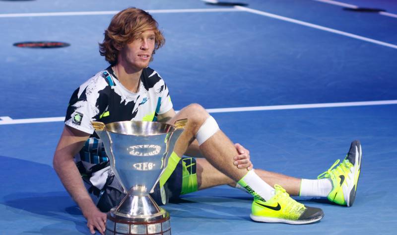 Рублев стал полуфиналистом турнира в Дохе после снятия двух теннисистов