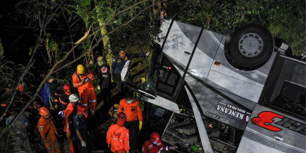 Минимум 27 погибших. В Индонезии автобус с детьми упал в 20-метровый яр — фото