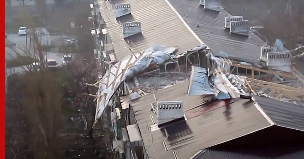 Ураган в Новороссийске срывал крыши и бросал мусорные контейнеры: видео