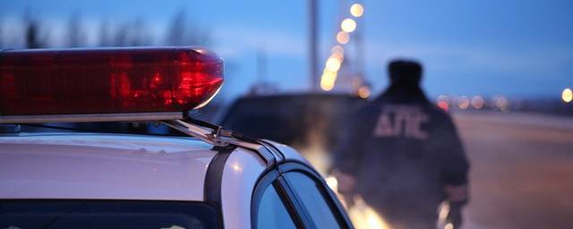 В Иркутске водитель автомобиля сбил полицейского и протащил его на капоте