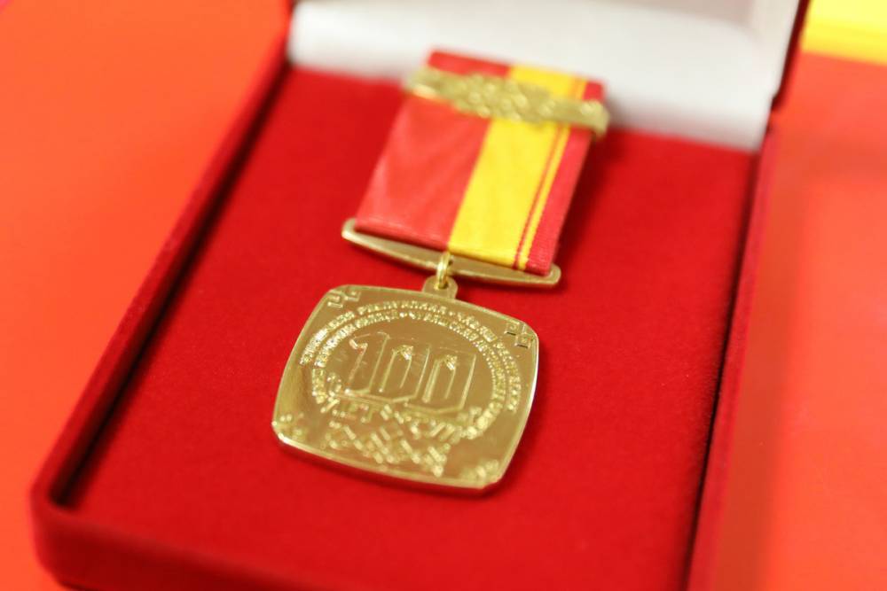 Власти вручили более двух тысяч памятных медалей в честь 100-летия Чувашии