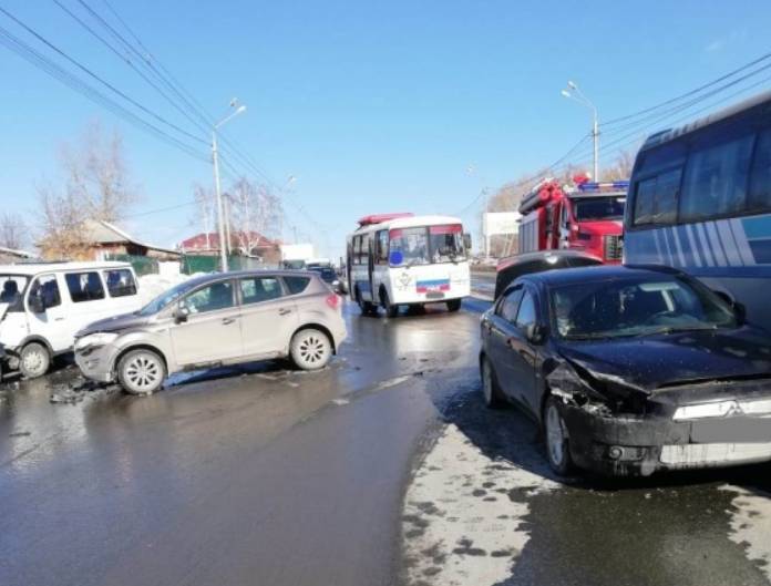 В Томске столкнулись 8 автомобилей, есть пострадавшие