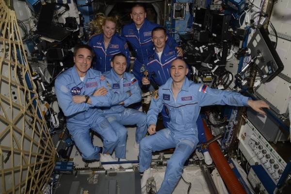 Экипаж МКС завершил герметизацию микротрещин в модуле "Звезда"