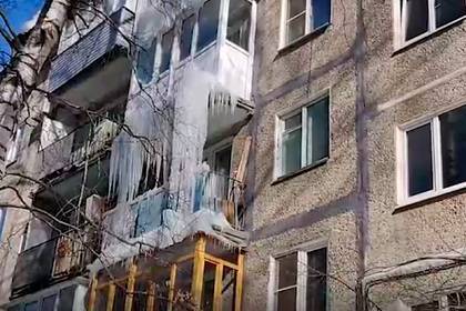 Владельцев балконов в российском городе обязали самостоятельно сбивать сосульки