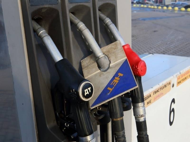 Рекордному росту цен на бензин в России нашли вялое объяснение
