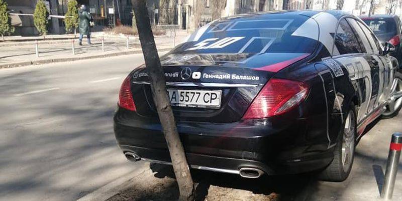 Лидер партии 5.10 Геннадий Балашов припарковал свою машину на пешеходном тротуаре, опубликовано фото и видео - ТЕЛЕГРАФ