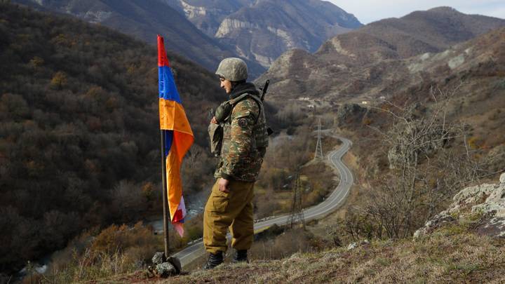 Армения скрытно перебрасывает военных в Карабах, заявил Азербайджан