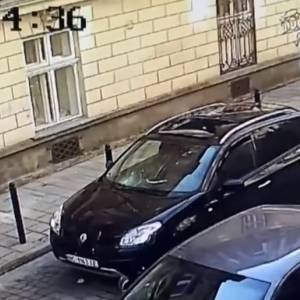 Во Львове фасад дома обрушился на автомобиль. Видео