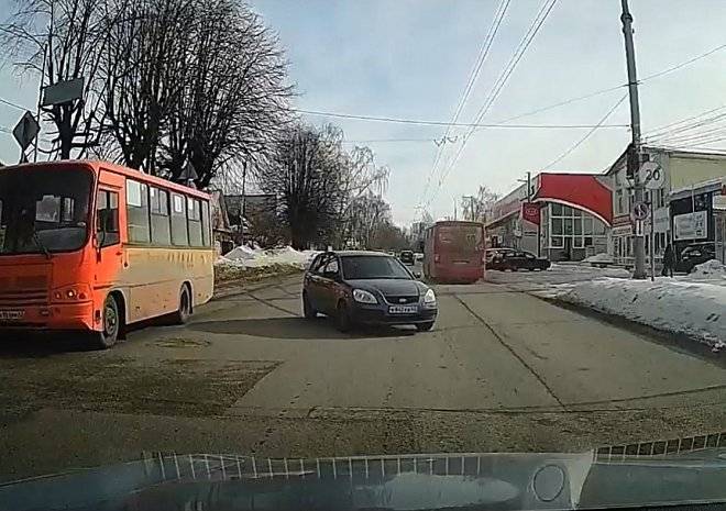 На улице Островского засняли «сбежавший» от водителя автомобиль