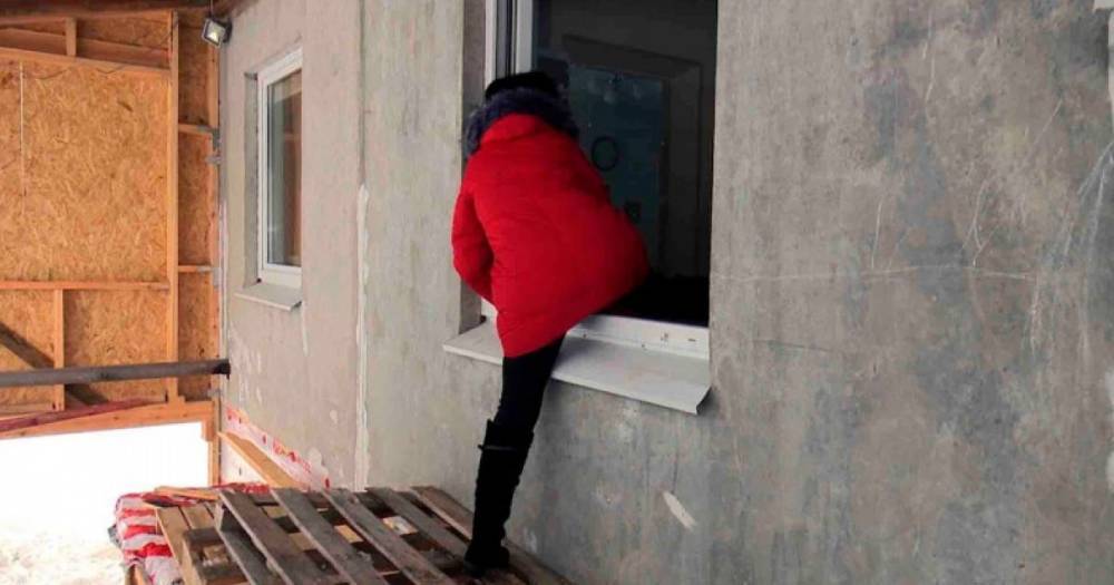 В РФ женщина полгода забирается домой через окно: бывший муж забрал себе все двери