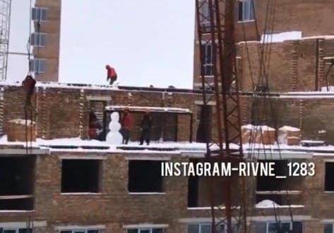 Строители из Ровно слепили снеговика на многоэтажке и стали звездами Инстаграма