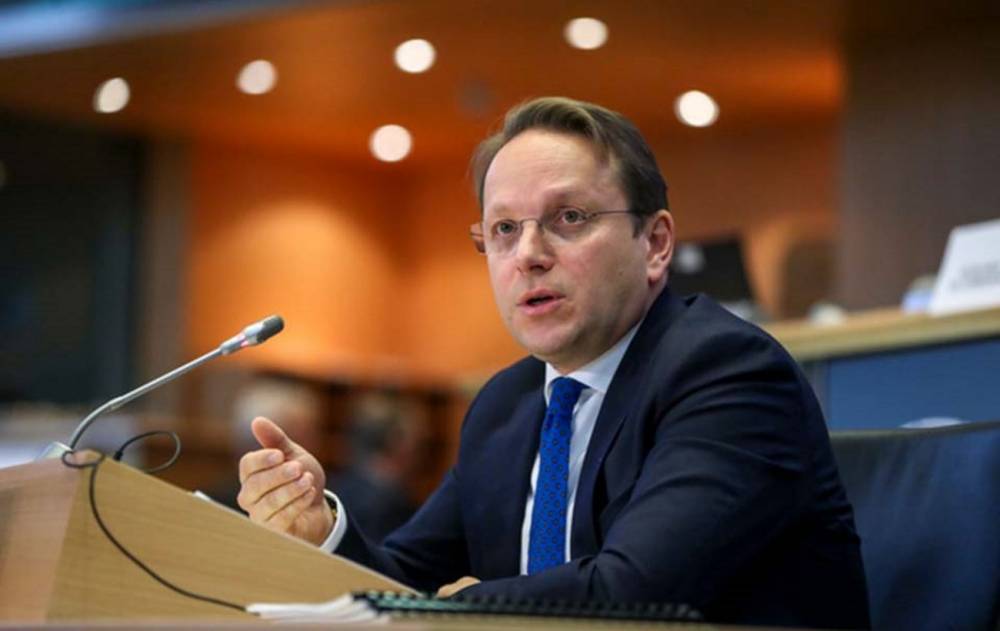 Венгерский еврокомиссар обсудил с венграми защиту их прав на Закарпатье. В МИД отреагировали