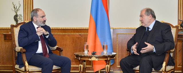 Президент Армении запланировал встречу с премьером для выхода из кризиса в стране