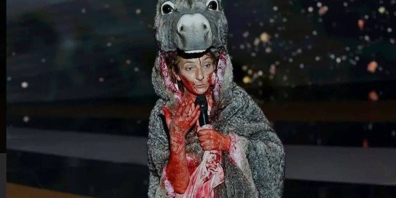 Актриса Корин Масьеро разделась на сцене премии Сезар, выступив против карантина из-за коронавируса - смотреть видео - ТЕЛЕГРАФ