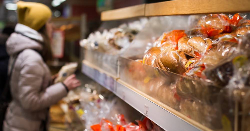 Россияне в январе стали реже покупать маски и хлеб