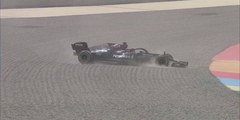 Льюис Хэмилтон - болид чемпиона Формулы-1 вылетел с трассы на тестах в Бахрейне - видео - ТЕЛЕГРАФ