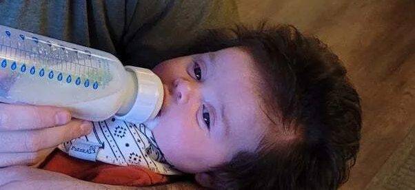 Фото младенца с густыми волосами стало вирусным в сети