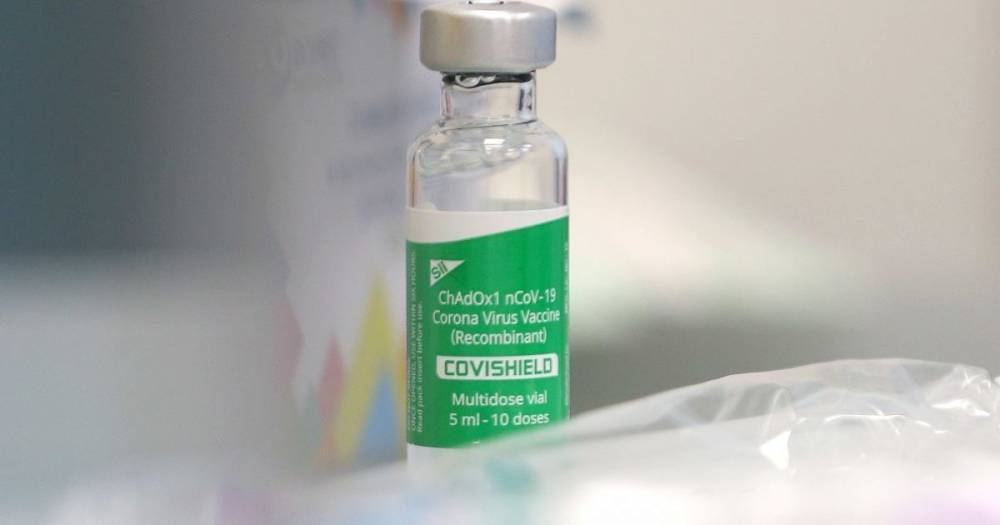 Covishield против COVID-19: в Минздраве назвали противопоказания к вакцинации и возможные реакций после прививки