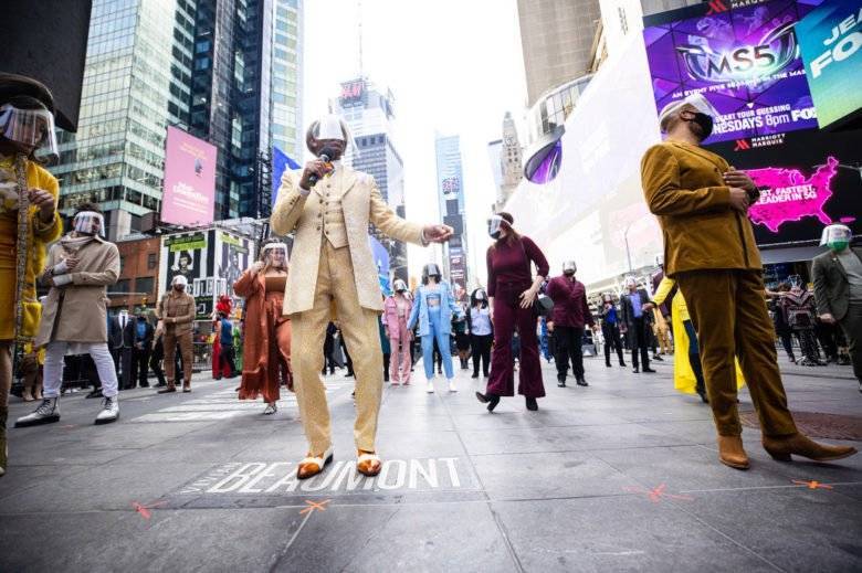 Годовщина пандемии и локдауна: в центре Нью-Йорка устроили шоу с песнями и танцами