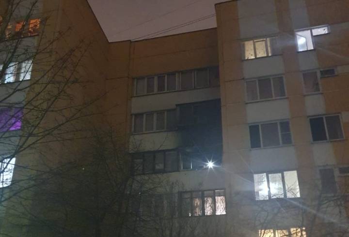 Спасателям пришлось эвакуировать людей из-за пожара в Приморском районе Петербурга