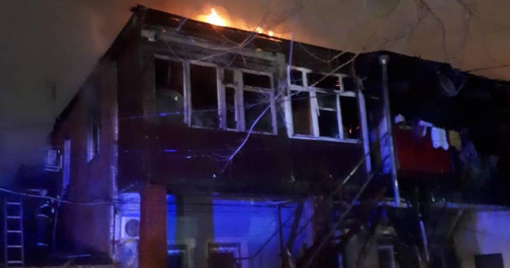 В Краснодаре 25 человек спасли из дома с пылающей крышей