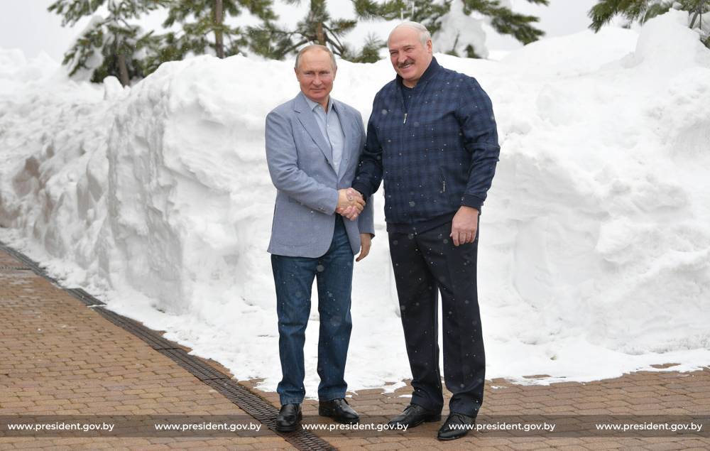 Лукашенко пытается опереться на Москву, чтобы показать кулак Западу