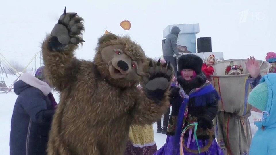 Праздничными гуляниями провожают Масленицу в российских городах, где это позволяет эпидобстановка