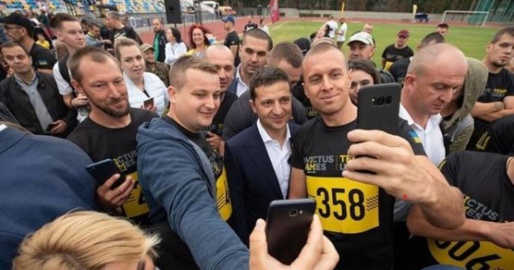 Зеленский поздравил добровольцев и выложил фото, где он стоит в толпе без маски (ФОТО)