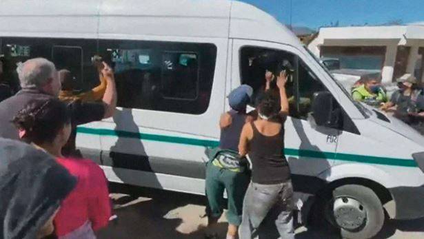 В Аргентине протестанты напали на микроавтобус с президентом
