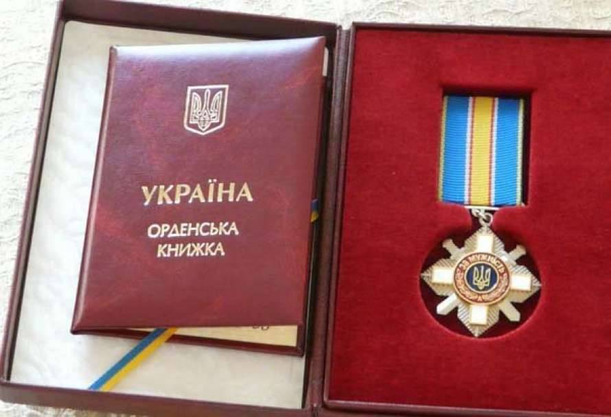 Зеленский наградил добровольцев орденами
