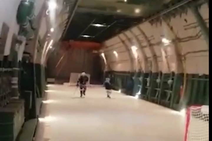 СМИ сообщили о подготовке хоккейного матча на борту самолета с Путиным