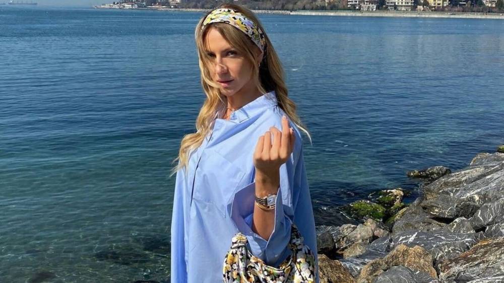 Леся Никитюк показала стильный повседневный образ в голубой рубашке: фото из Стамбула